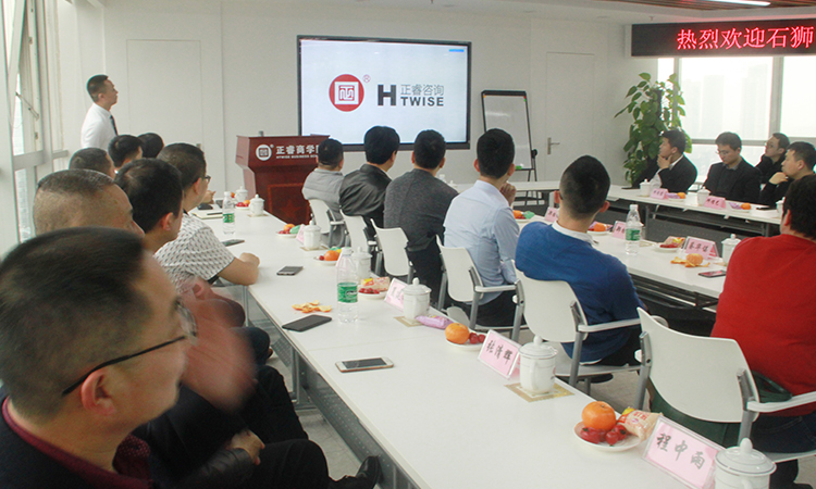 石獅市服裝產(chǎn)業(yè)聯(lián)盟、石獅市染整同業(yè)公會來我司參訪交流并赴標桿項目德永佳參觀學習