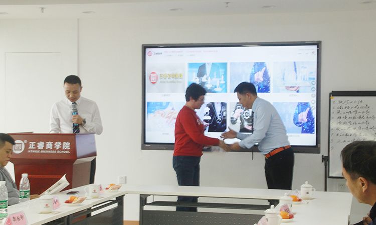 石獅市服裝產(chǎn)業(yè)聯(lián)盟、石獅市染整同業(yè)公會來我司參訪交流并赴標桿項目德永佳參觀學習