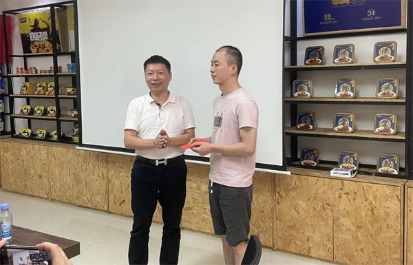 漁家翁總經理（左）為優(yōu)秀團隊頒獎