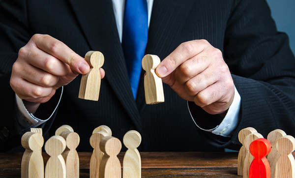 如何根據(jù)行業(yè)和市場狀況進行薪酬調(diào)整？