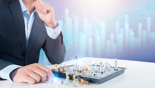 全面評估戰(zhàn)略風(fēng)險(xiǎn)，及時(shí)調(diào)整戰(zhàn)略方向