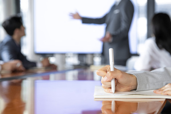 績效輔導(dǎo)：為員工提供指導(dǎo)和支持，促進員工發(fā)展