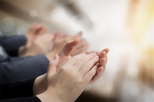 薪酬績效與戰(zhàn)略目標(biāo)協(xié)同，推動(dòng)企業(yè)持續(xù)發(fā)展與成長