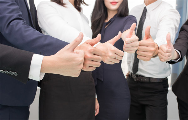 在企業(yè)管理中，專權式和民主式管理各有哪些優(yōu)缺點？