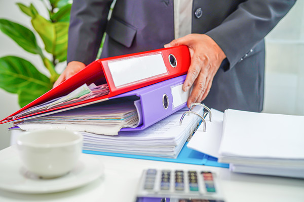 組織規(guī)劃中如何平衡集權(quán)與分權(quán)，促進(jìn)決策效率？