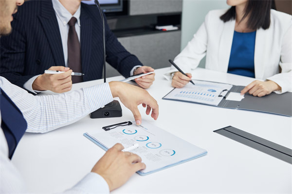 績(jī)效管理中，如何有效反饋以促進(jìn)員工持續(xù)改進(jìn)與成長(zhǎng)？