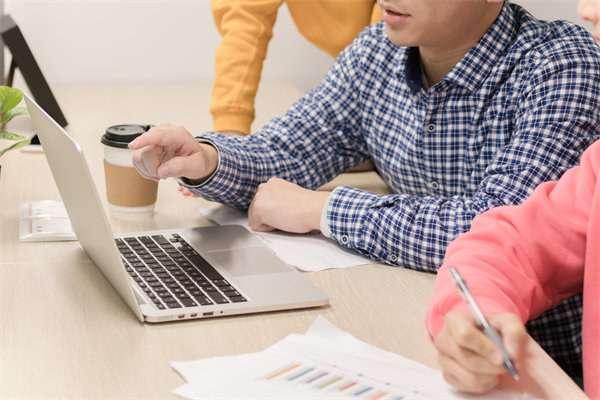 年度經(jīng)營(yíng)計(jì)劃執(zhí)行過程中，如何監(jiān)控進(jìn)度與效果？