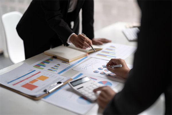 面對(duì)經(jīng)濟(jì)波動(dòng)，企業(yè)應(yīng)該如何靈活調(diào)整薪酬策略？