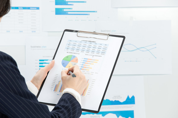 跨部門協(xié)作中，如何確?？冃е笜说囊恢滦耘c協(xié)同性？