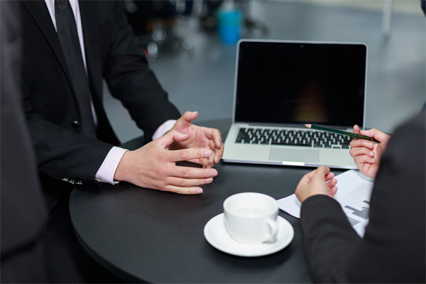 面對(duì)業(yè)績(jī)波動(dòng)，企業(yè)如何靈活調(diào)整績(jī)效評(píng)價(jià)標(biāo)準(zhǔn)？