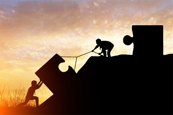 年度經營計劃實施中，如何確保各部門協(xié)同一致？