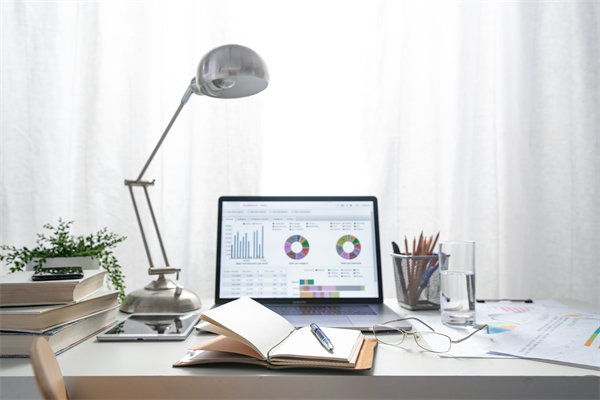 在遠程工作模式下，如何有效監(jiān)控與評估員工績效？