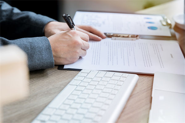 如何確保薪酬績效體系公平透明，增強(qiáng)員工信任？