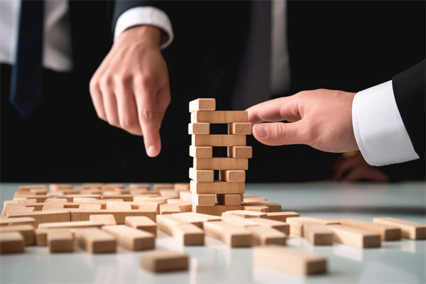 組織規(guī)劃管理中如何識別并應(yīng)對潛在的風(fēng)險和挑戰(zhàn)？