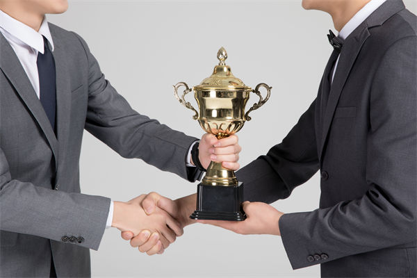 在薪酬談判中，如何把握員工的心理預期和企業(yè)底線？