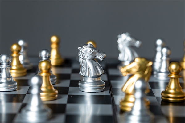 如何有效制定并執(zhí)行長期戰(zhàn)略計劃以適應(yīng)市場變化？