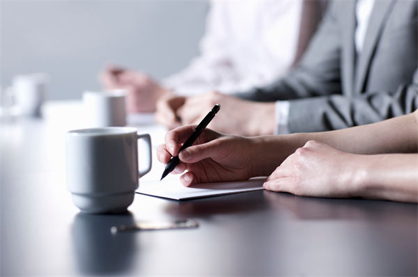 績效不佳員工薪酬調整策略，如何避免士氣低落？