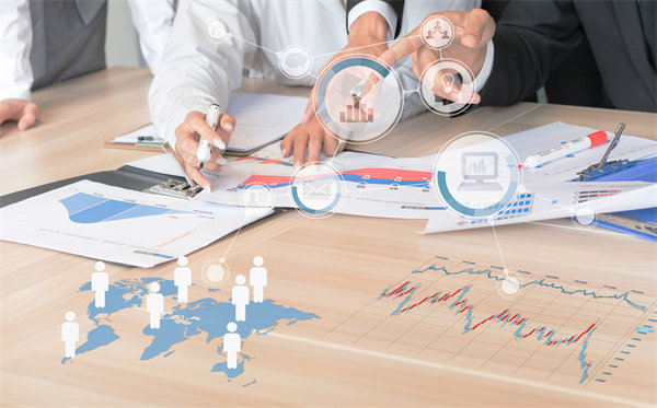 在制定年度經營計劃時，如何考慮行業(yè)趨勢和政策影響？