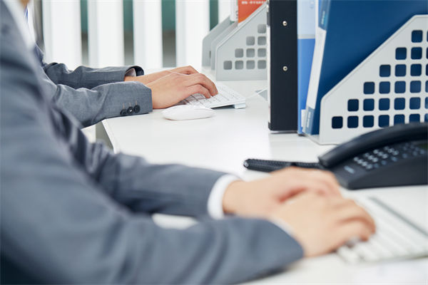 在組織變革中，如何確保員工順利過(guò)渡并減少負(fù)面影響？