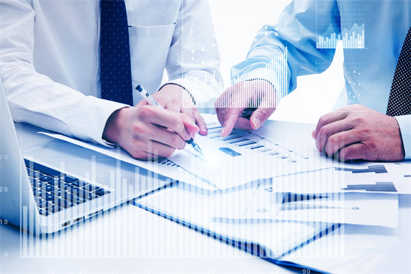 如何通過預算分析，識別企業(yè)運營中的潛在風險與機遇？