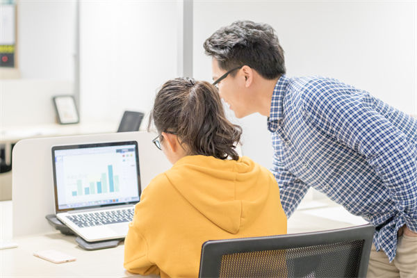 員工績效不佳，是應(yīng)該立即解雇還是給予改進(jìn)機(jī)會？